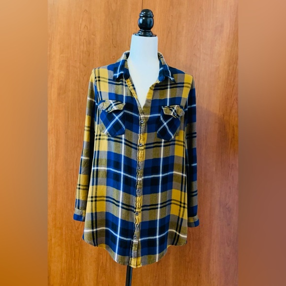 Le Chateau  Button Down Plaid Blouse , Long Sleeve, like new . - Picture 2 of 8